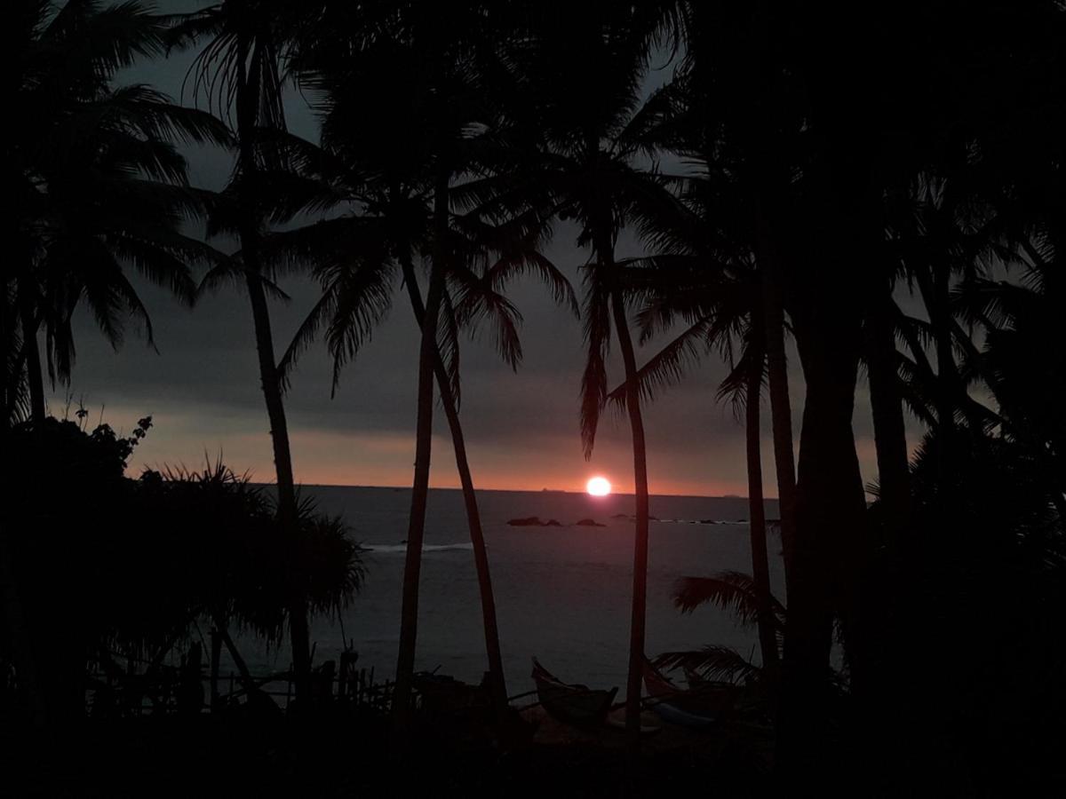 Sunray Rest - Beach View Homestay Mirissa Exteriör bild