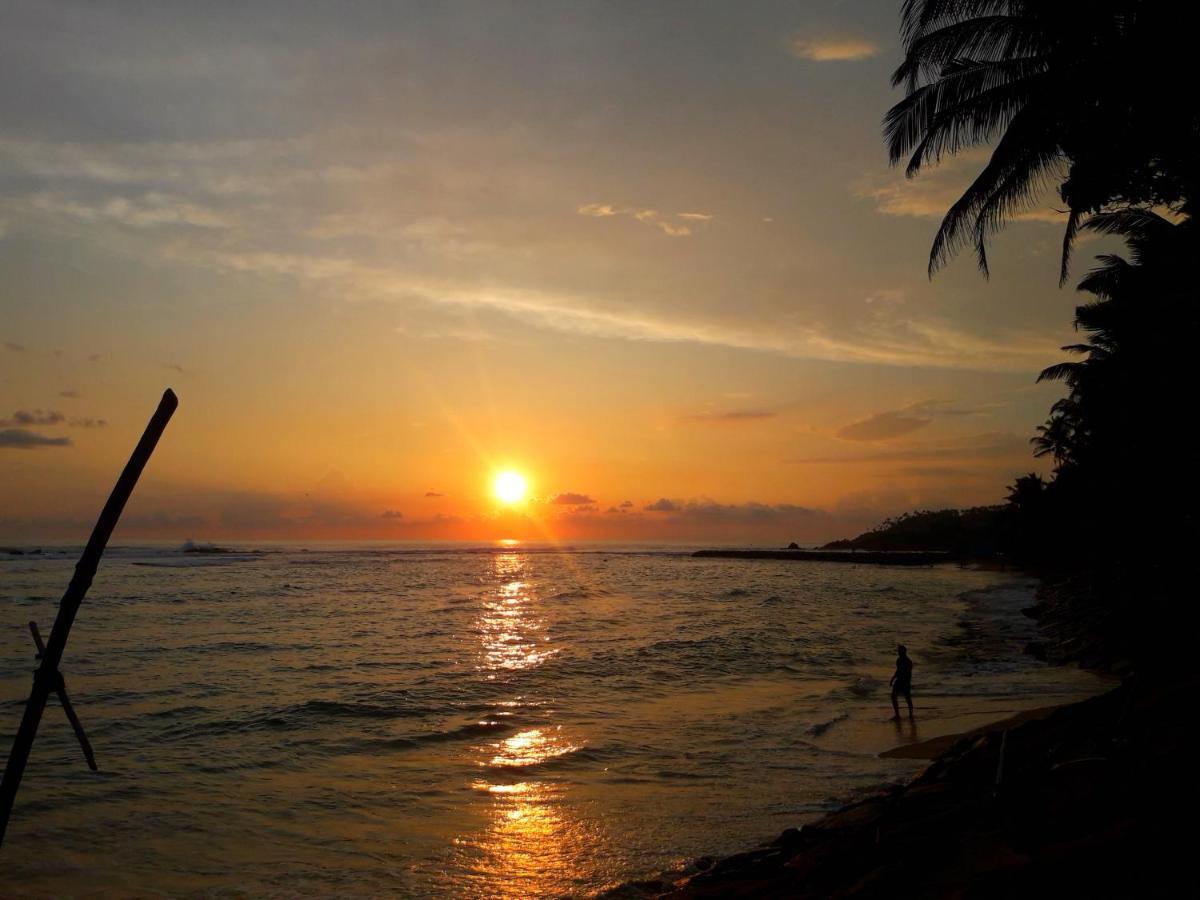Sunray Rest - Beach View Homestay Mirissa Exteriör bild